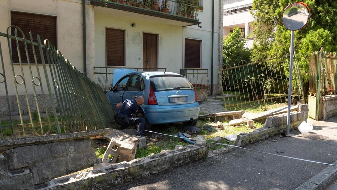 Paura a Gorgonzola. Auto la travolge rischia una gamba Paura a Gorgonzola. Auto la travolge rischia una gamba