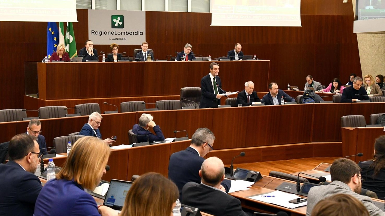 L’informativa del governatore Attilio Fontana fotografata dai banchi di FdI