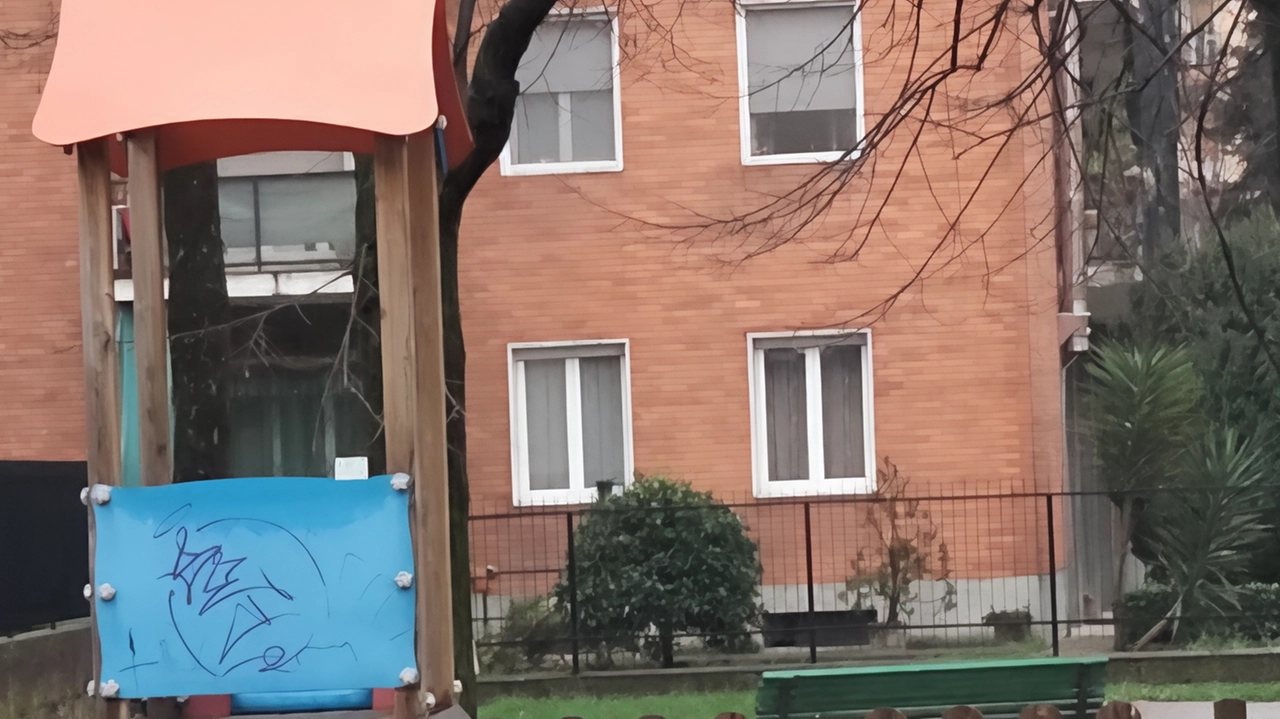 Recinzione distrutta, giochi imbrattati, il sindaco: "Volontari, fatevi avanti" Recinzione distrutta, giochi imbrattati, il sindaco: "Volontari, fatevi avanti"