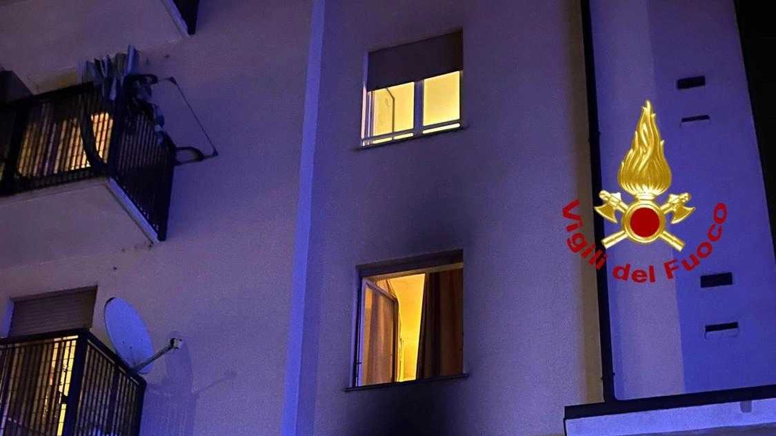 Le fiamme sono divampate giovedì sera in un appartamento al piano rialzato di una palazzina popolare di cinque piani in... Le fiamme sono divampate giovedì sera in un appartamento al piano rialzato di una palazzina popolare di cinque piani in...
