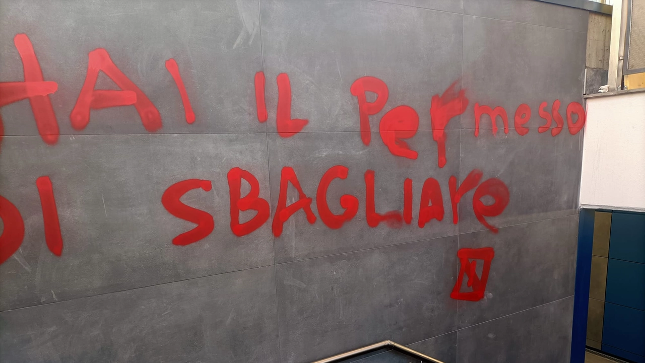La scritta realizzata da ignoti con una bomboletta a spruzzo nel sottopassaggio