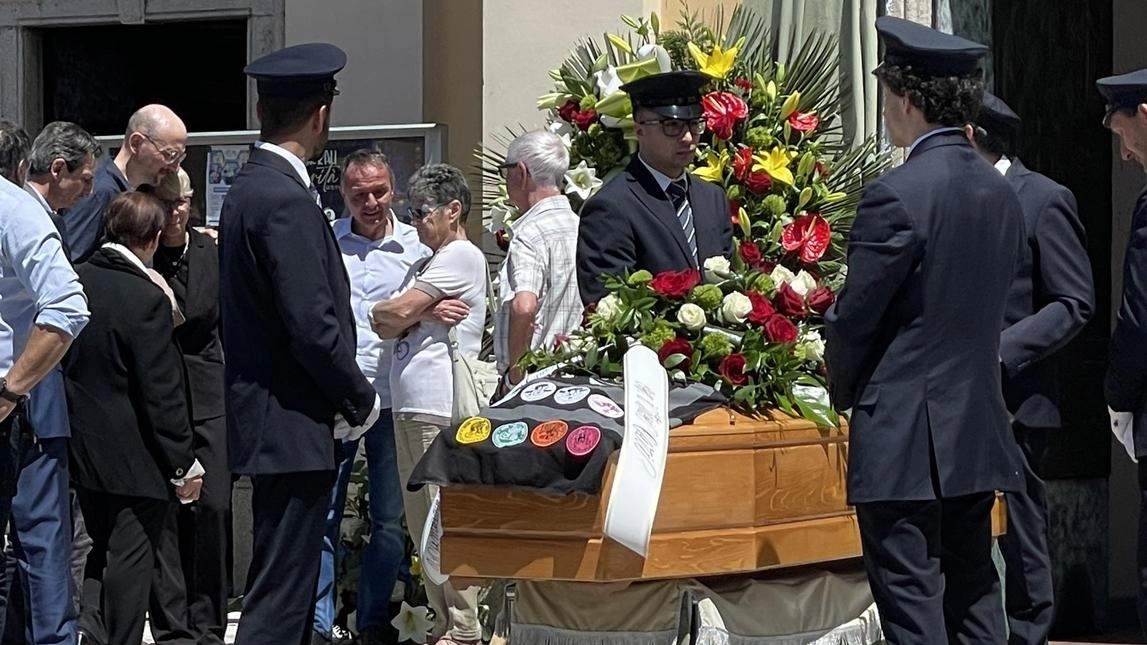Dolore e commozione all’esterno della chiesa di Marnate dove si sono tenuti i funerali di Matteo Scarabelli Dolore e commozione all’esterno della chiesa di Marnate dove si sono tenuti i funerali di Matteo Scarabelli