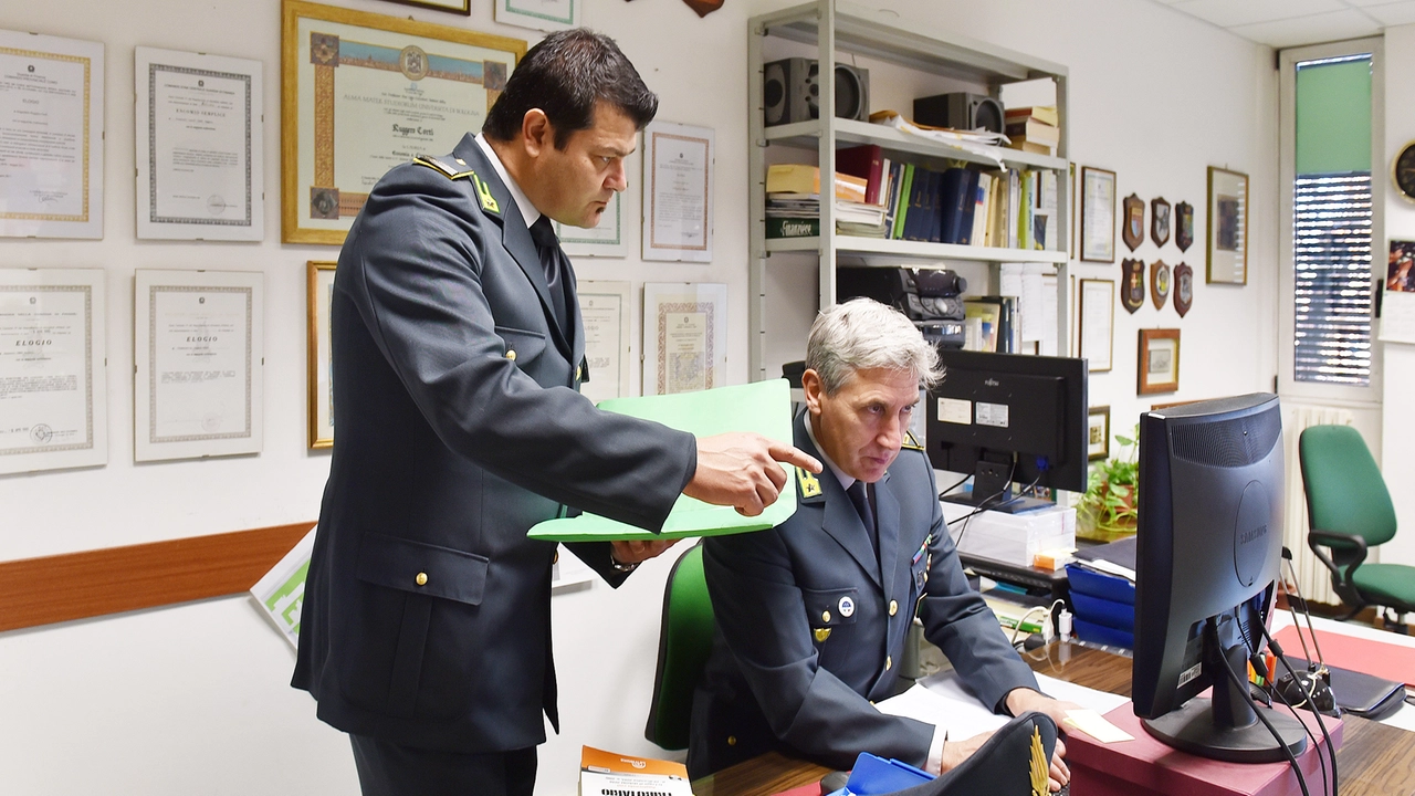 La Guardia di Finanza di Como ha fatto delle perquisizioni per una truffa iva commercio AirPod, indagine di Latina