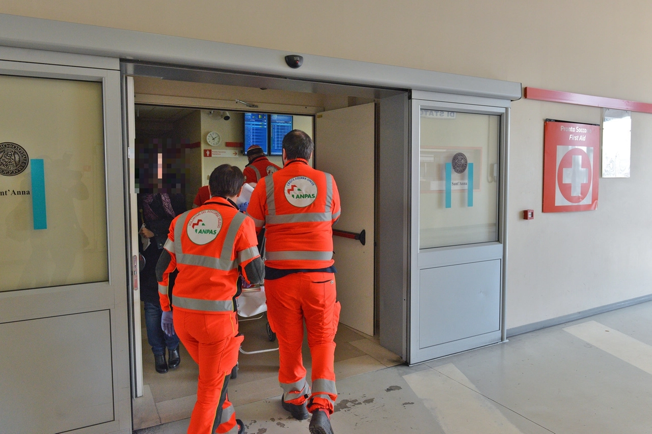 L’arrivo all’ospedale Sant’Anna del 33enne accoltellato a Guanzate
