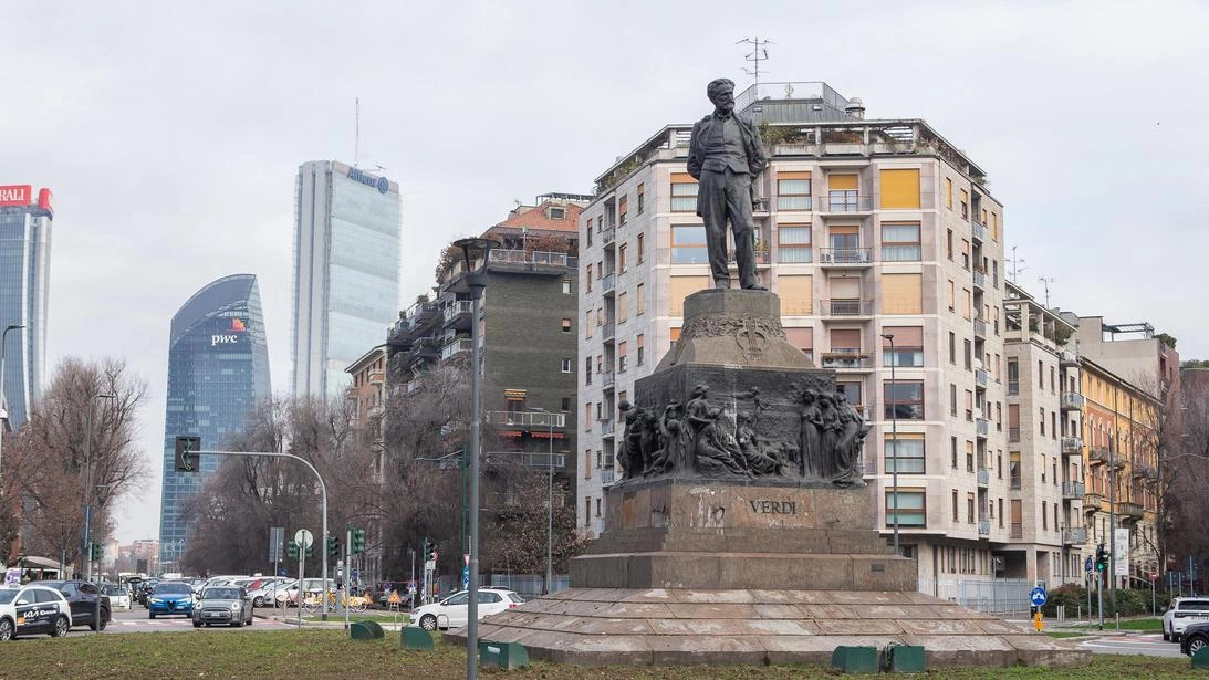 Un’enorme statua si erge al centro della rotonda: raffigura Giuseppe Verdi, musicista e attivista politico morto a Milano nel 1901.... Un’enorme statua si erge al centro della rotonda: raffigura Giuseppe Verdi, musicista e attivista politico morto a Milano nel 1901....