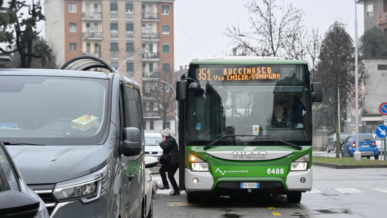 Il sindaco di Buccinasco: «Continua la battaglia per potenziare i mezzi» E si dichiara disponibile a dare anche più soldi ad Atm per prolungare i percorsi Il sindaco di Buccinasco: «Continua la battaglia per potenziare i mezzi» E si dichiara disponibile a dare anche più soldi ad Atm per prolungare i percorsi