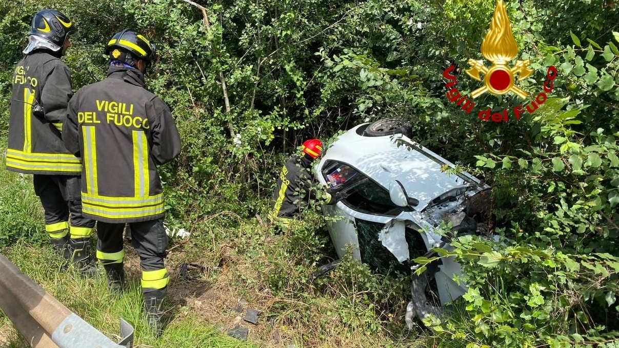 L'auto è uscita di strada (foto di repertorio) L'auto è uscita di strada (foto di repertorio)