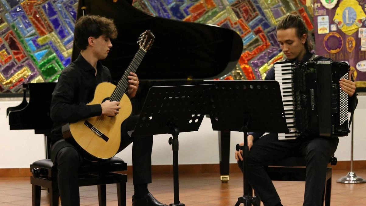 L’esibizione di Nicolò Bertano alla chitarra e Gabriele Viada alla fisarmonica L’esibizione di Nicolò Bertano alla chitarra e Gabriele Viada alla fisarmonica