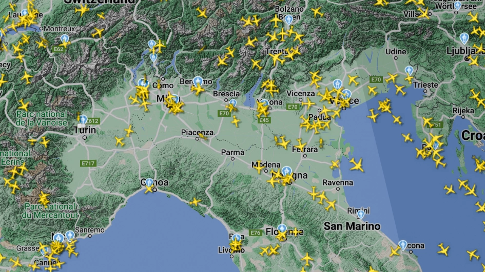 Decine di aerei sono bloccati sui cieli del Nord Italia (Immagine di Flightradar) Decine di aerei sono bloccati sui cieli del Nord Italia (Immagine di Flightradar)