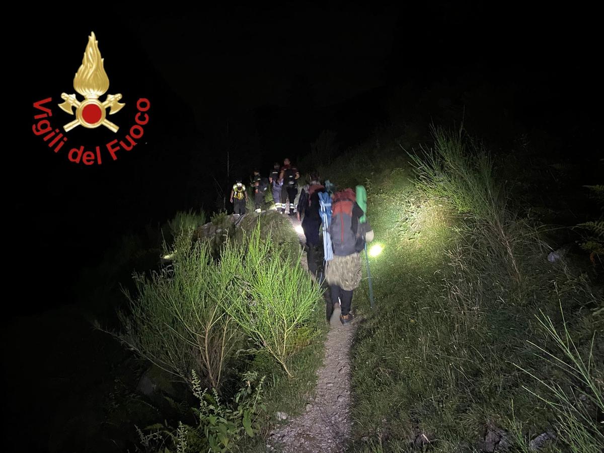 Smarrimento in Val Darengo: Due Giovani Milanesi Salvati Grazie a Smartphone e Vigili del Fuoco