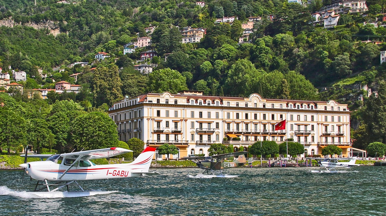 Fra i partecipanti sul Lario, proveniente dal Regno Unito, il Royal Air Squadron Fra i partecipanti sul Lario, proveniente dal Regno Unito, il Royal Air Squadron