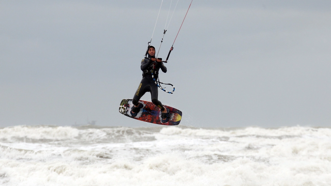 Un kitesurfer in azione sul mare agitato (foto archivio) Un kitesurfer in azione sul mare agitato (foto archivio)