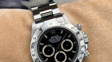 In due in scooter rapinano Rolex da 45mila euro In due in scooter rapinano Rolex da 45mila euro