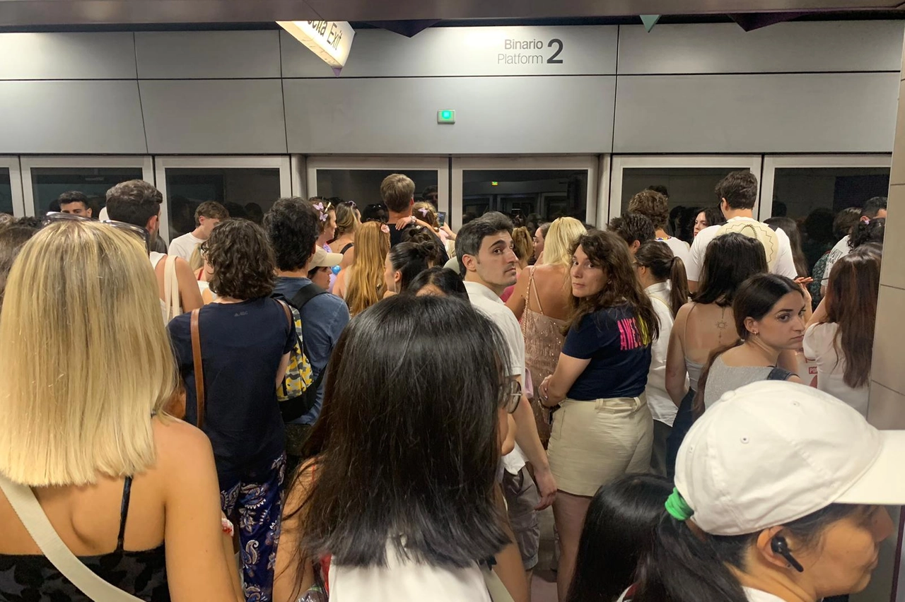 Ressa per salire sul treno che porta a San Siro