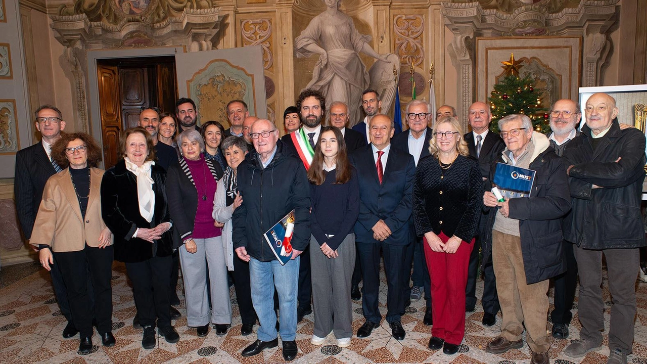 Assegnate le benemerenze civiche alla memoria al fondatore della coop Aeris e al cardiologo dello sport. Fra i premiati l’associazione un “Amico al telefono“, una geologa, tre fratelli artisti e due aziende. Assegnate le benemerenze civiche alla memoria al fondatore della coop Aeris e al cardiologo dello sport. Fra i premiati l’associazione un “Amico al telefono“, una geologa, tre fratelli artisti e due aziende.