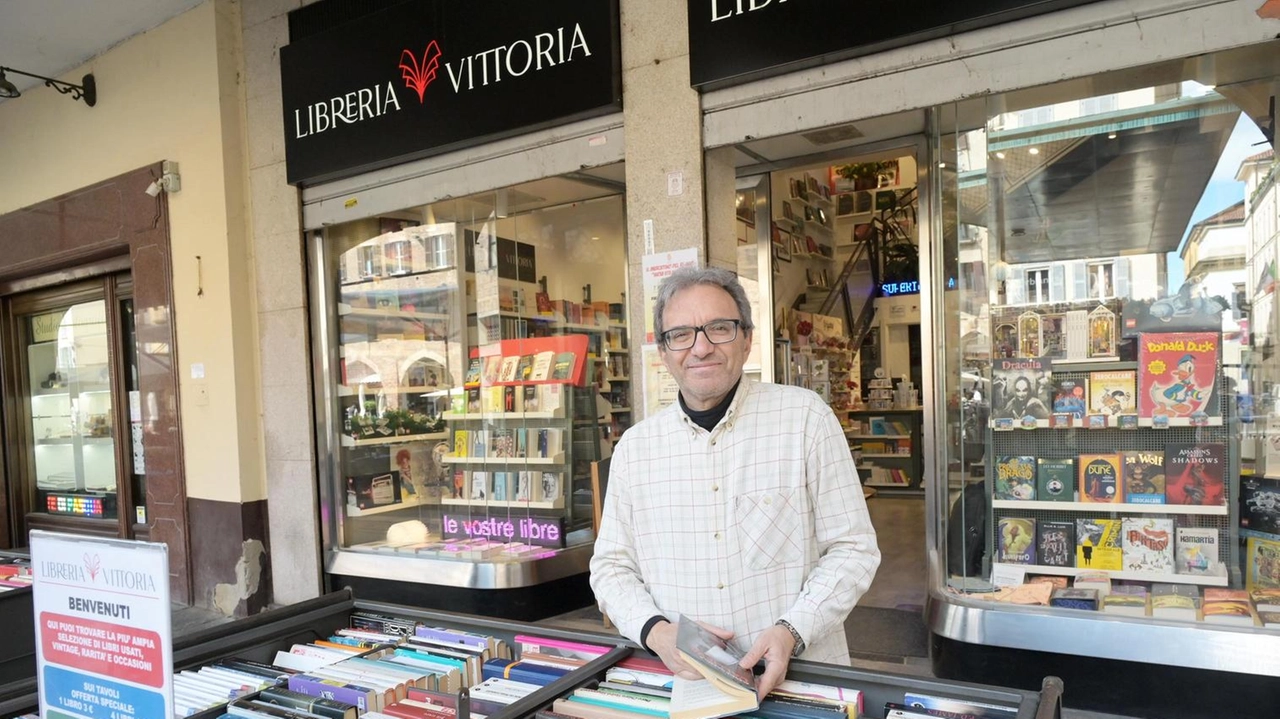 David Elia cotitolare della libreria Vittoria in piazza della Vittoria tra i primi a tornare ad esporre