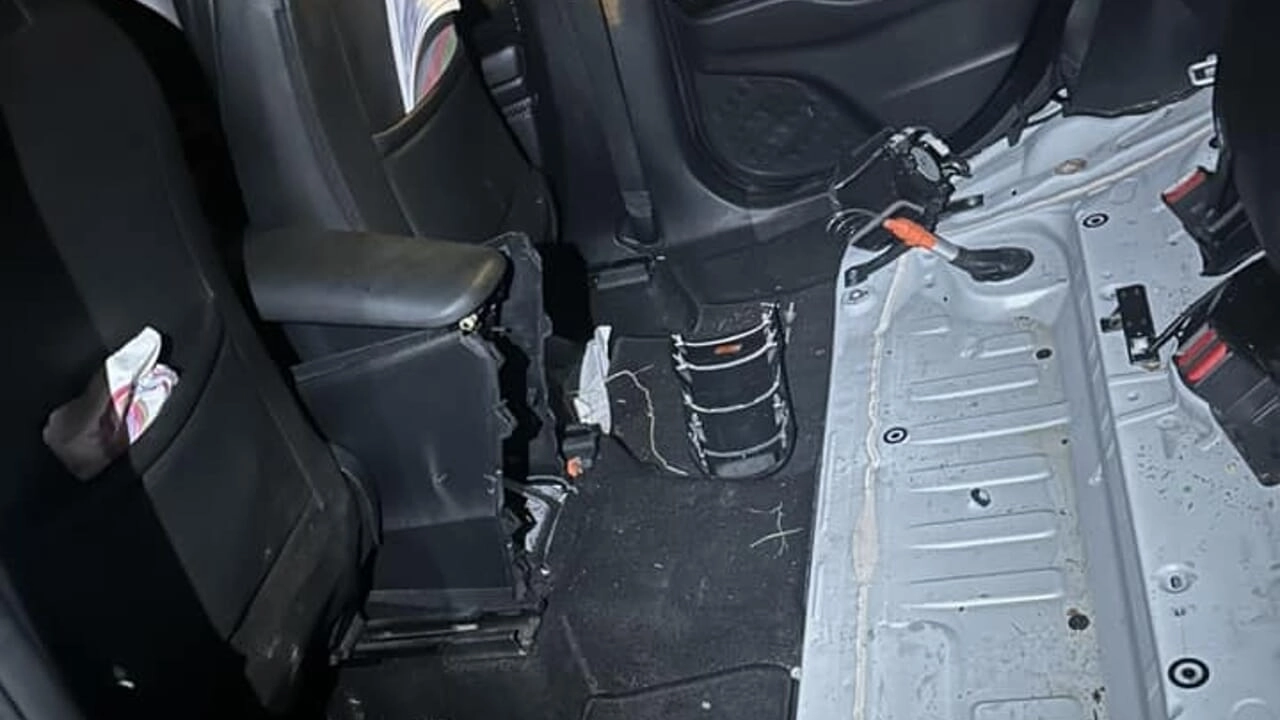 La foto dell'auto smontata pubblicata su Facebook dal proprietario La foto dell'auto smontata pubblicata su Facebook dal proprietario