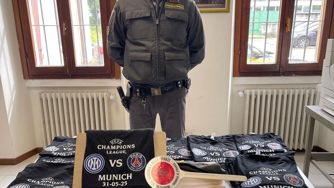 Appiano, maglie contraffatte della finale di Champions vendute davanti alla Pinetina: ambulante nei guai Appiano, maglie contraffatte della finale di Champions vendute davanti alla Pinetina: ambulante nei guai