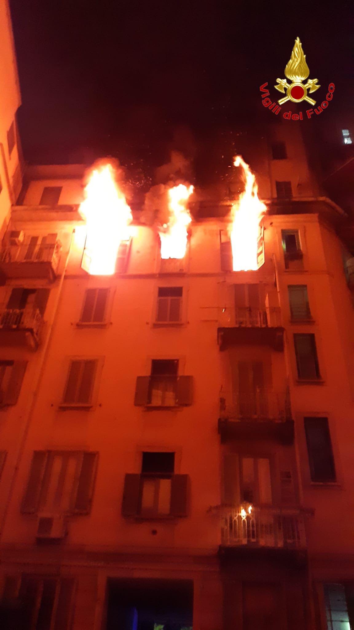 Milano, dramma in viale Abruzzi: si lancia dall’appartamento in fiamme al quinto piano e muore Milano, dramma in viale Abruzzi: si lancia dall’appartamento in fiamme al quinto piano e muore