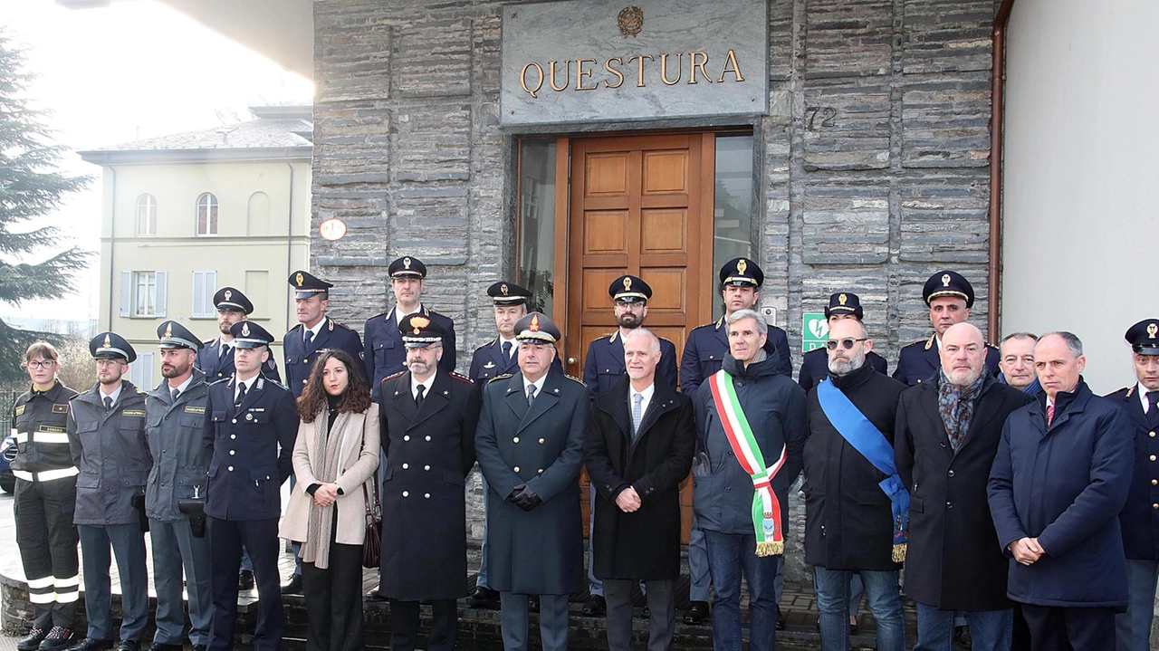 La cerimonia davanti alla questura nell’anniversario della scomparsa di Giovanni Palatucci medaglia d’oro al merito civile La cerimonia davanti alla questura nell’anniversario della scomparsa di Giovanni Palatucci medaglia d’oro al merito civile