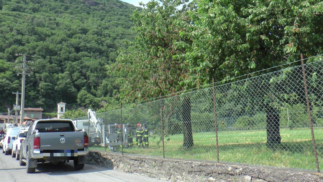 Darfo Boario Terme, sfiora cavi dell’alta tensione mentre raccoglie ciliegie: 30enne folgorato da scarica elettrica devastante