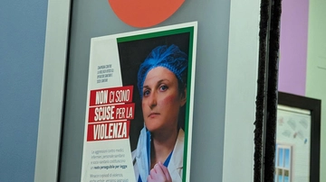 Aggressioni ai sanitari, nel 2024 in Lombardia 5.690 casi. La ricetta della Regione: “Pulsanti negli ospedali e body cam agli operatori”
