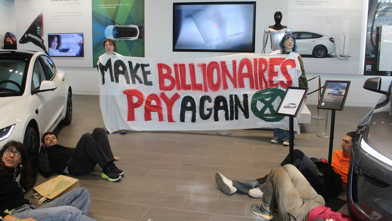 La concessionaria Tesla di piazza Gae Aulenti a Milano è stata pacificamente invasa da ‘Extinction Rebellion’, per protestare contro il magnate delle auto elettriche e le sue posizioni politiche La concessionaria Tesla di piazza Gae Aulenti a Milano è stata pacificamente invasa da ‘Extinction Rebellion’, per protestare contro il magnate delle auto elettriche e le sue posizioni politiche