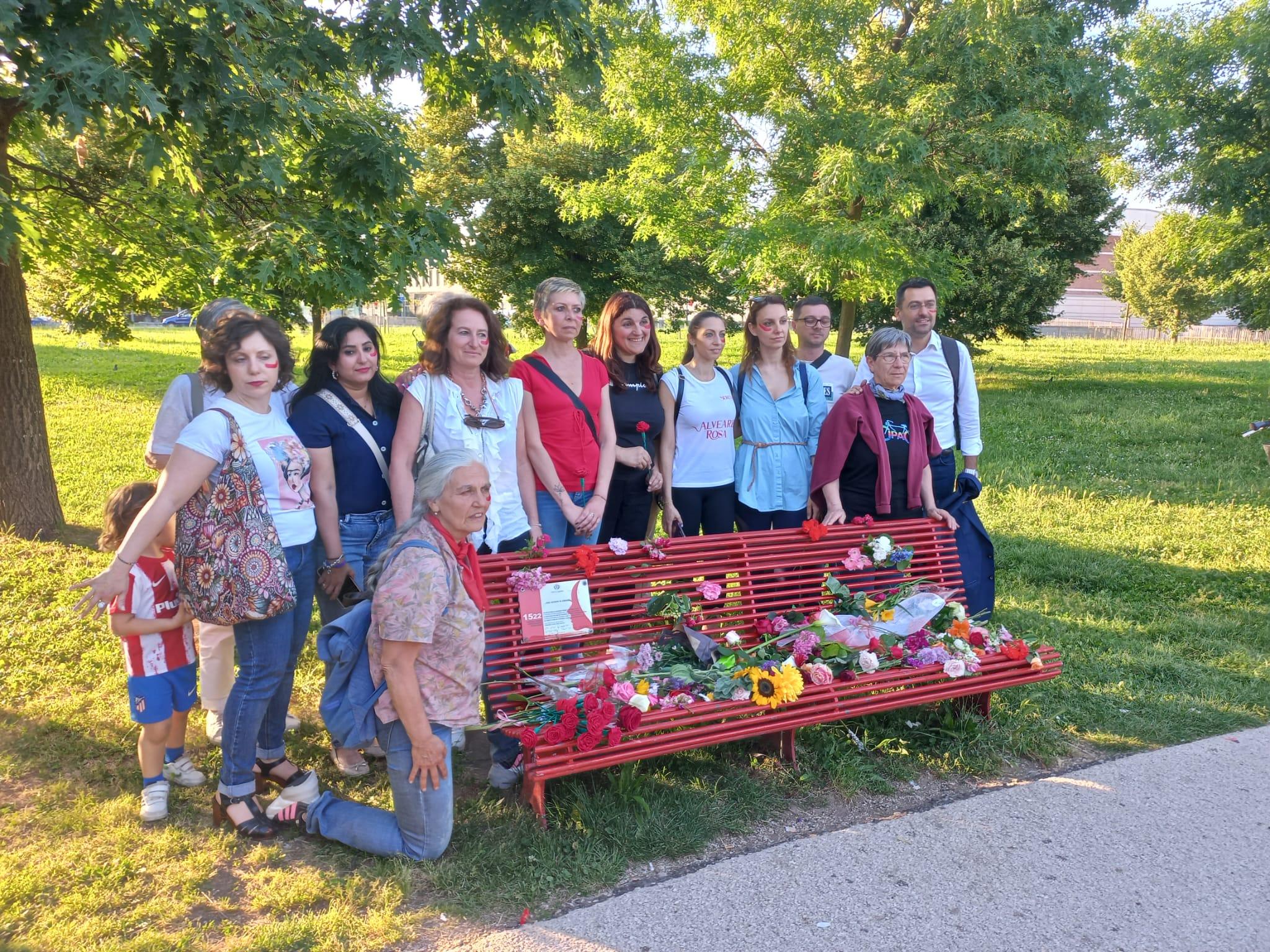Femminicidio di Vasilica Potencu, una folla di legnanesi in piazza San Magno: “Basta violenza e morte, ci vogliamo vive” Femminicidio di Vasilica Potencu, una folla di legnanesi in piazza San Magno: “Basta violenza e morte, ci vogliamo vive”
