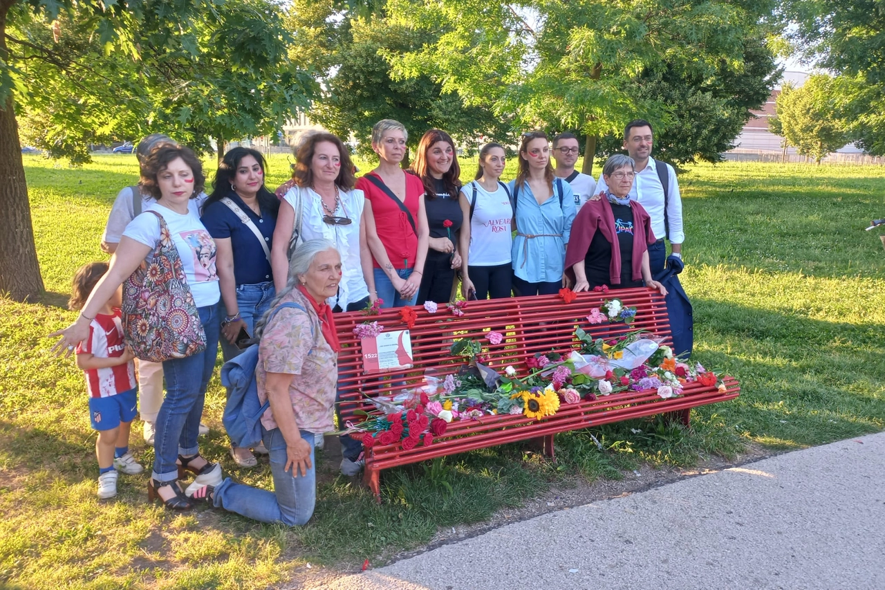 Una delle panchine rosse installate a Legnano per sensibilizzare contro i femminicidi
