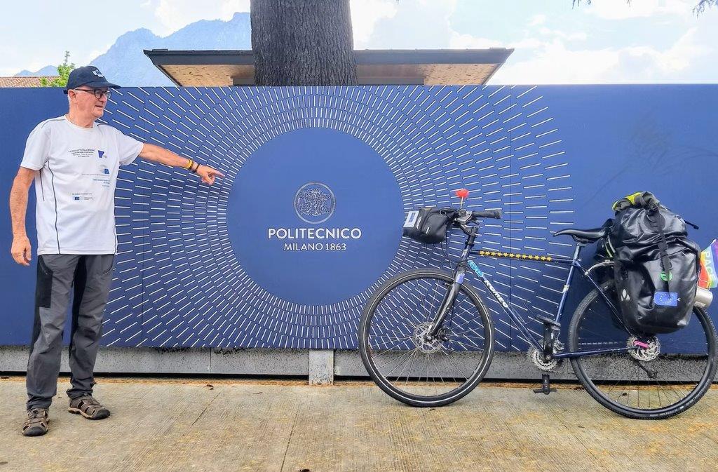 Giovanni Bloisi, il ciclista della pace. Dal Mortirolo a Bruxelles pedala per l’Europa unita Giovanni Bloisi, il ciclista della pace. Dal Mortirolo a Bruxelles pedala per l’Europa unita