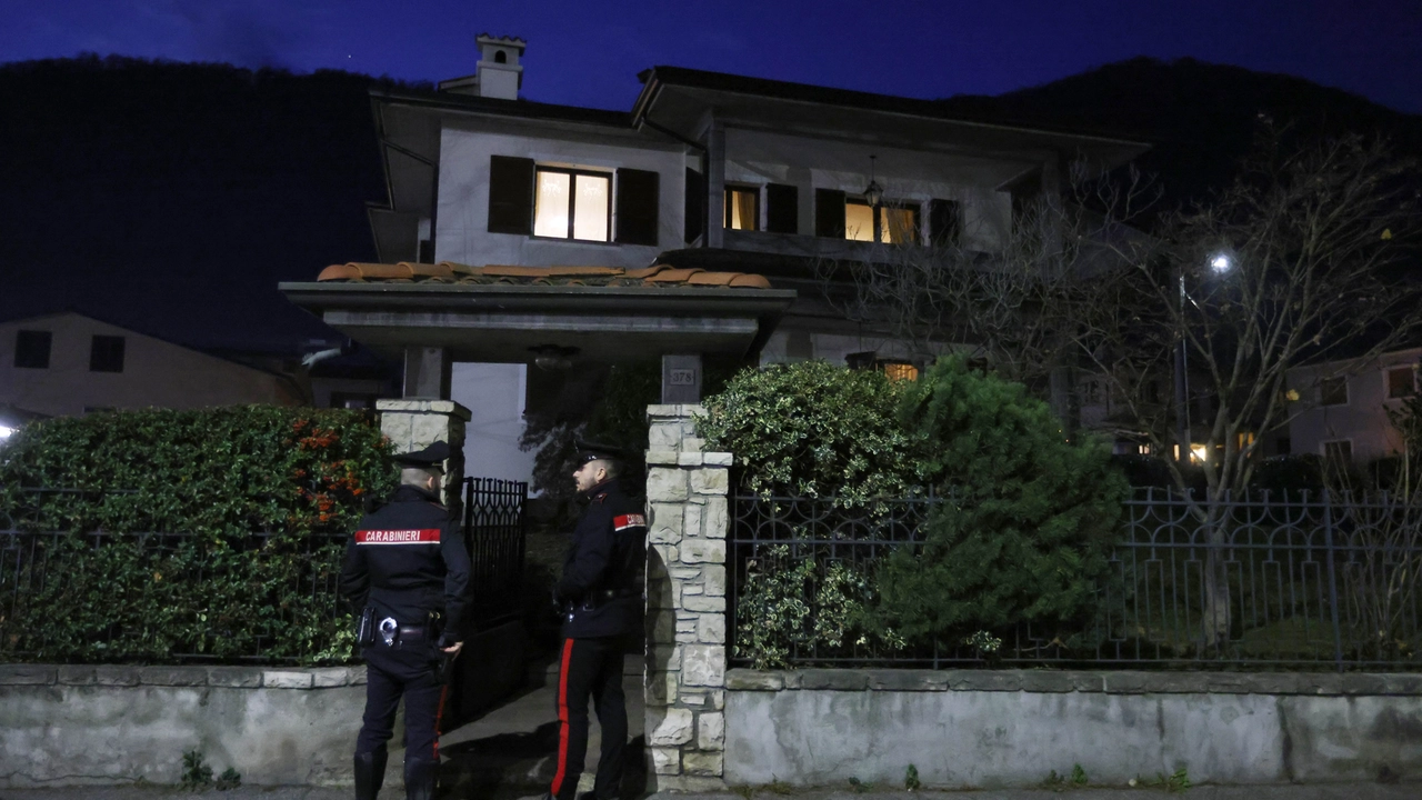 I carabinieri nella villetta dove una bambina di 3 anni si è ferita con una a pistola trovata nella sua in casa a Gardone Valtrompia