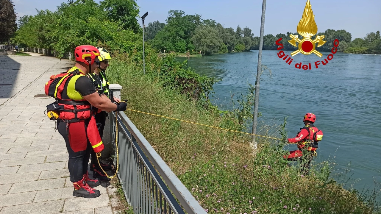 Vigili del fuoco al lavoro per provare a recuperare il disperso nella Muzza