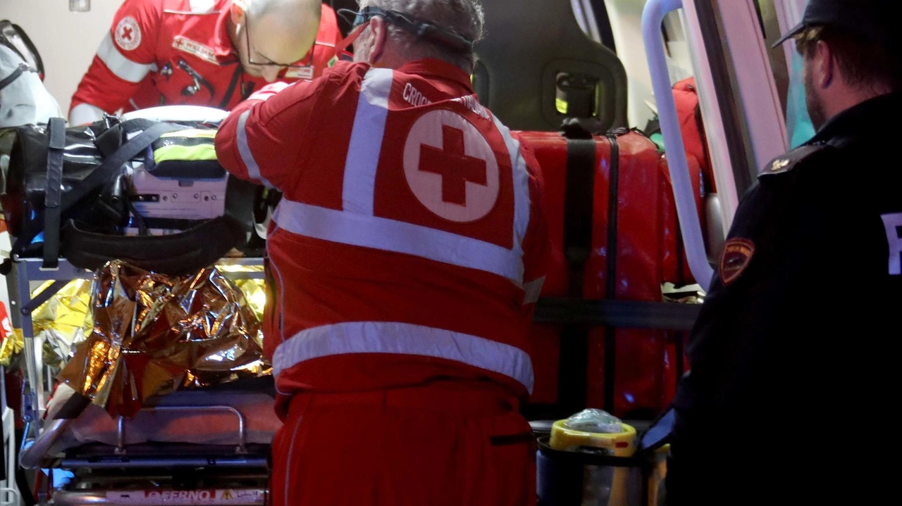 È stato salvato dalle acque del Mallero grazie al pronto intervento di due agenti della questura un giovane che ieri... È stato salvato dalle acque del Mallero grazie al pronto intervento di due agenti della questura un giovane che ieri...