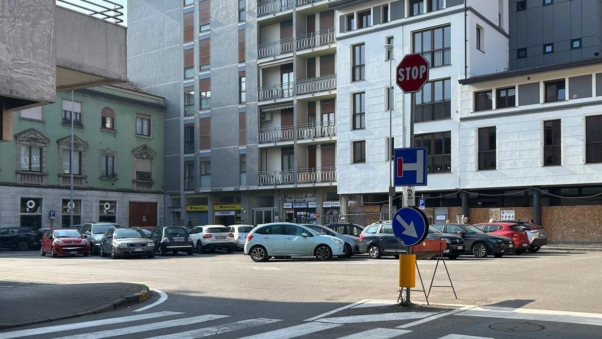 Residenti, commercianti e semplici utenti di piazza Garibaldi sono contrari al taglio dei posti auto Residenti, commercianti e semplici utenti di piazza Garibaldi sono contrari al taglio dei posti auto