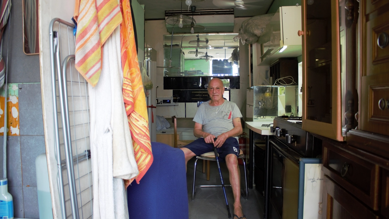 Samuele Spadea all'interno del tir trasformato in monolocale