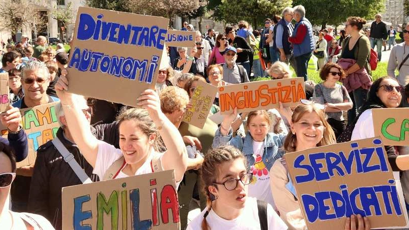 La protesta davanti a Regione Lombardia