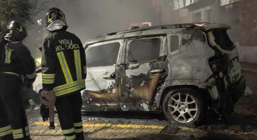trovato il piromane che ha dato fuoco alle auto della polizia locale di colico