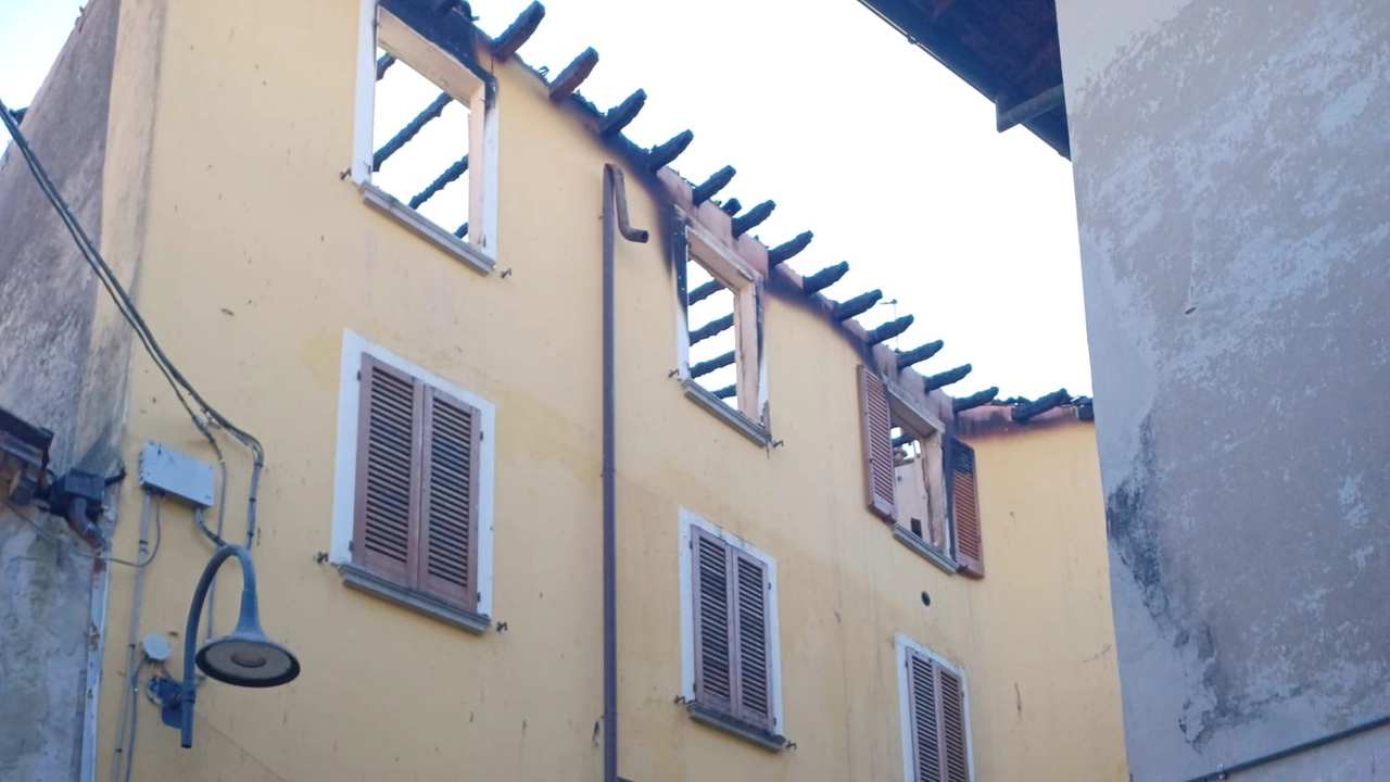 L'edificio distrutto dall'incendio L'edificio distrutto dall'incendio