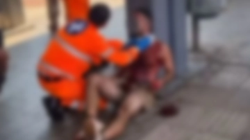 Accoltellato e coperto di sangue, il grido: “Non voglio morire”. Il video choc del turista americano rapinato sul treno a Milano