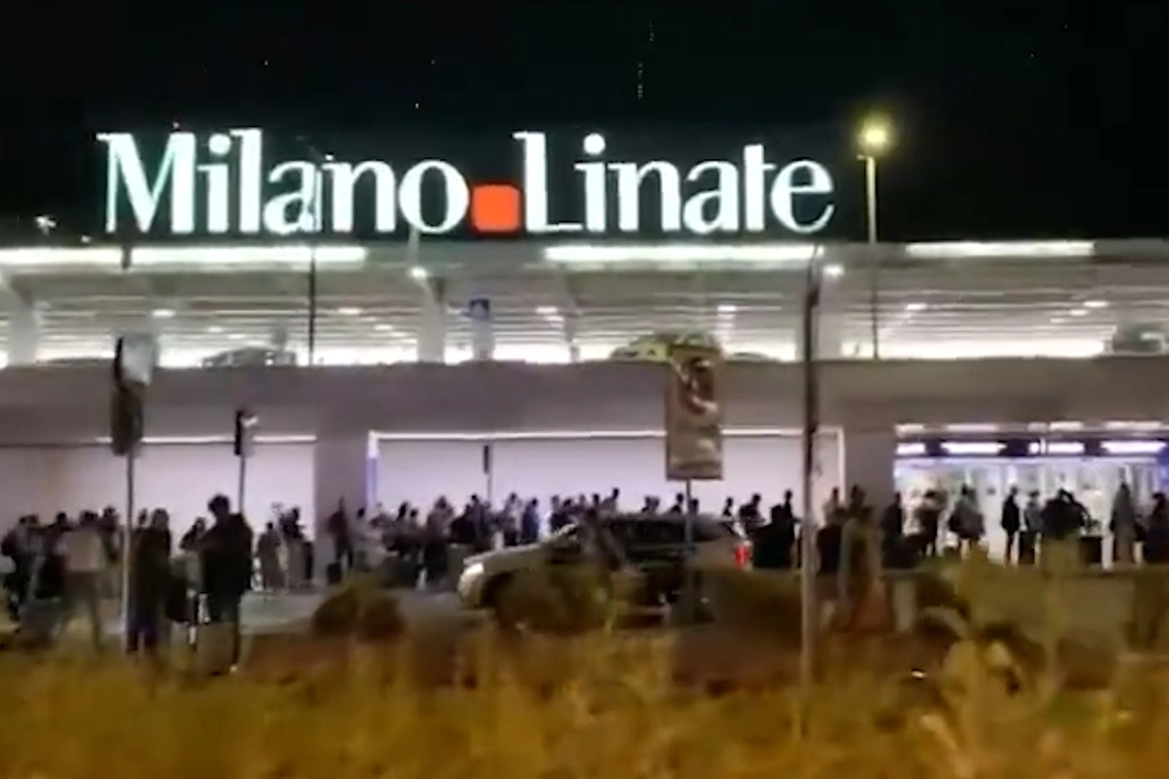 Veduta notturna dell'aeroporto di Milano Linate (Archivio)