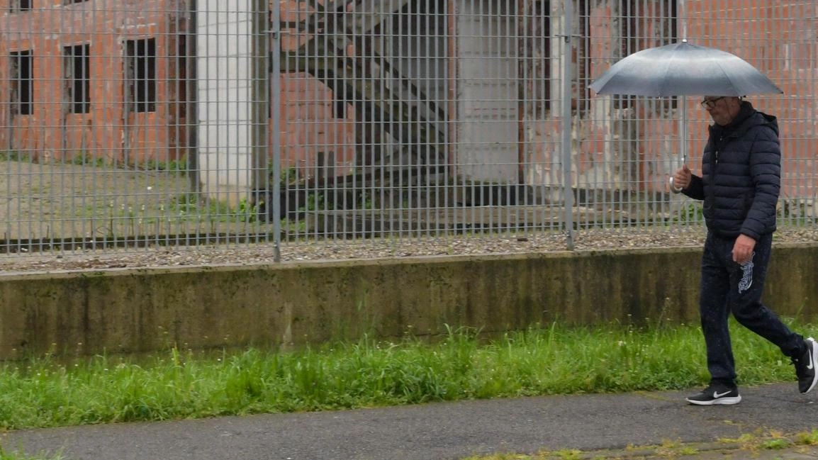 Pulizie di primavera sull’area della mai ultimata nuova caserma dei carabinieri, al palo da un decennio. Qualche settimana di lavoro...