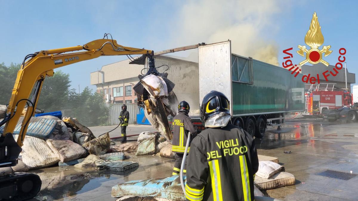 incendio a rovello porro autotreno pieno di materassi prende fuoco densa colonna di fumo