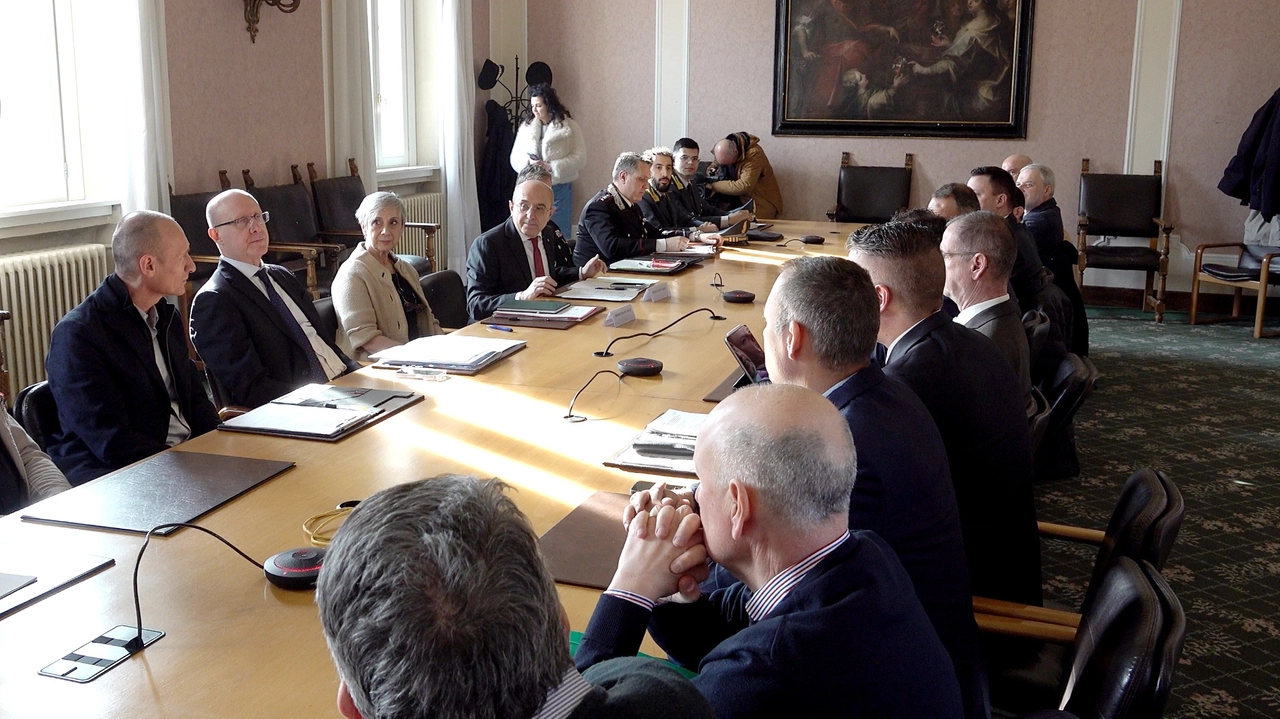 Il summit in Prefettura tra autorità italiane e svizzere per parlare del centro migranti Il summit in Prefettura tra autorità italiane e svizzere per parlare del centro migranti