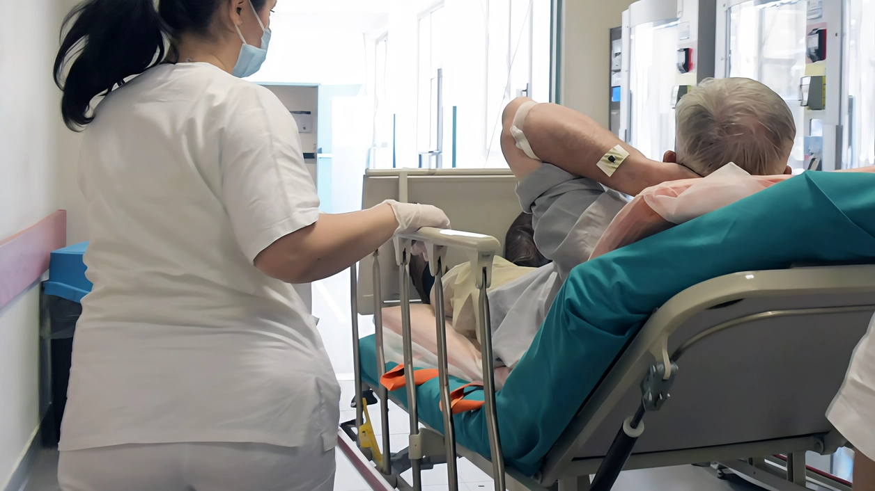 L’anziano che abita a Mede ha accusato i primi sintomi una settimana fa Dopo un primo ricovero in Medicina le sue condizioni sono peggiorate L’anziano che abita a Mede ha accusato i primi sintomi una settimana fa Dopo un primo ricovero in Medicina le sue condizioni sono peggiorate