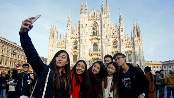 Un gruppo di turisti cinesi si fa un selfie in Piazza del Duomo: il numero di visitatori dal Paese del Sol Levante sta per tornare ai livelli pre-pandemia Un gruppo di turisti cinesi si fa un selfie in Piazza del Duomo: il numero di visitatori dal Paese del Sol Levante sta per tornare ai livelli pre-pandemia