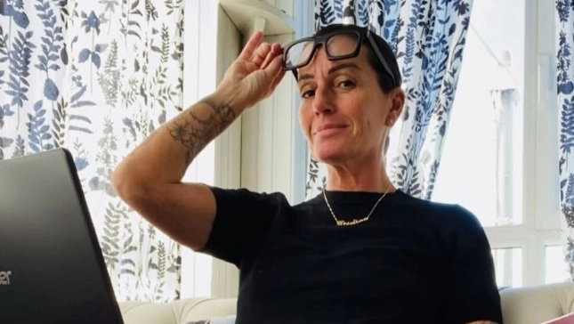Cristina Plevani pronta per l’Isola dei Famosi, il tifo di fan: “L’unica regina dei reality”. E i messaggi degli ex del Grande Fratello