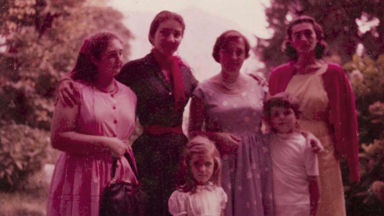 Da sinistra Cristina Gastel e Maria Callas, insieme alla mamma di Cristina, alla zia e ai fratellini; accanto la dedica del soprano Da sinistra Cristina Gastel e Maria Callas, insieme alla mamma di Cristina, alla zia e ai fratellini; accanto la dedica del soprano