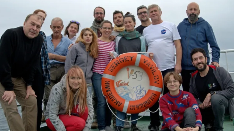 Il gruppo di ricercatori a bordo della nave da ricerca russa A.S Vavilov Il gruppo di ricercatori a bordo della nave da ricerca russa A.S Vavilov