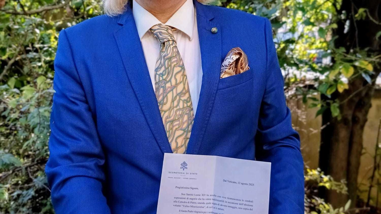 Il docente e intellettuale Alessio Varisco con la lettera arrivata dal Vaticano