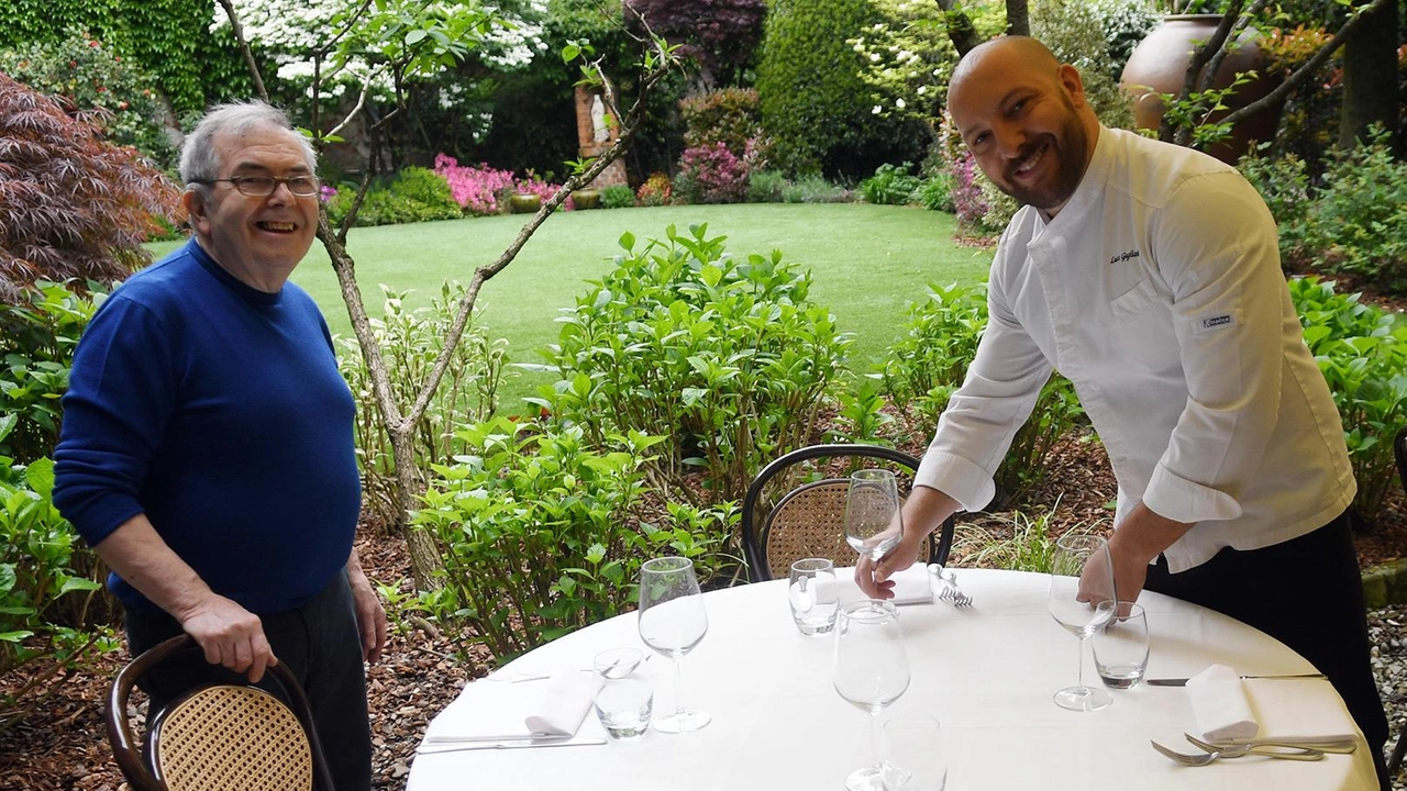 Lino Gagliardi nel giardino del ristorante La Rampina con il figlio Luca Lino Gagliardi nel giardino del ristorante La Rampina con il figlio Luca
